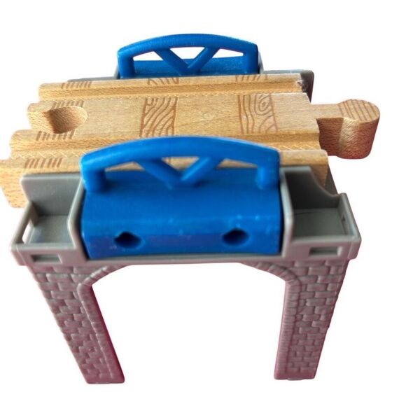 Thomas & Friends Wooden Train Stacking Riser - Picture 2 of 8